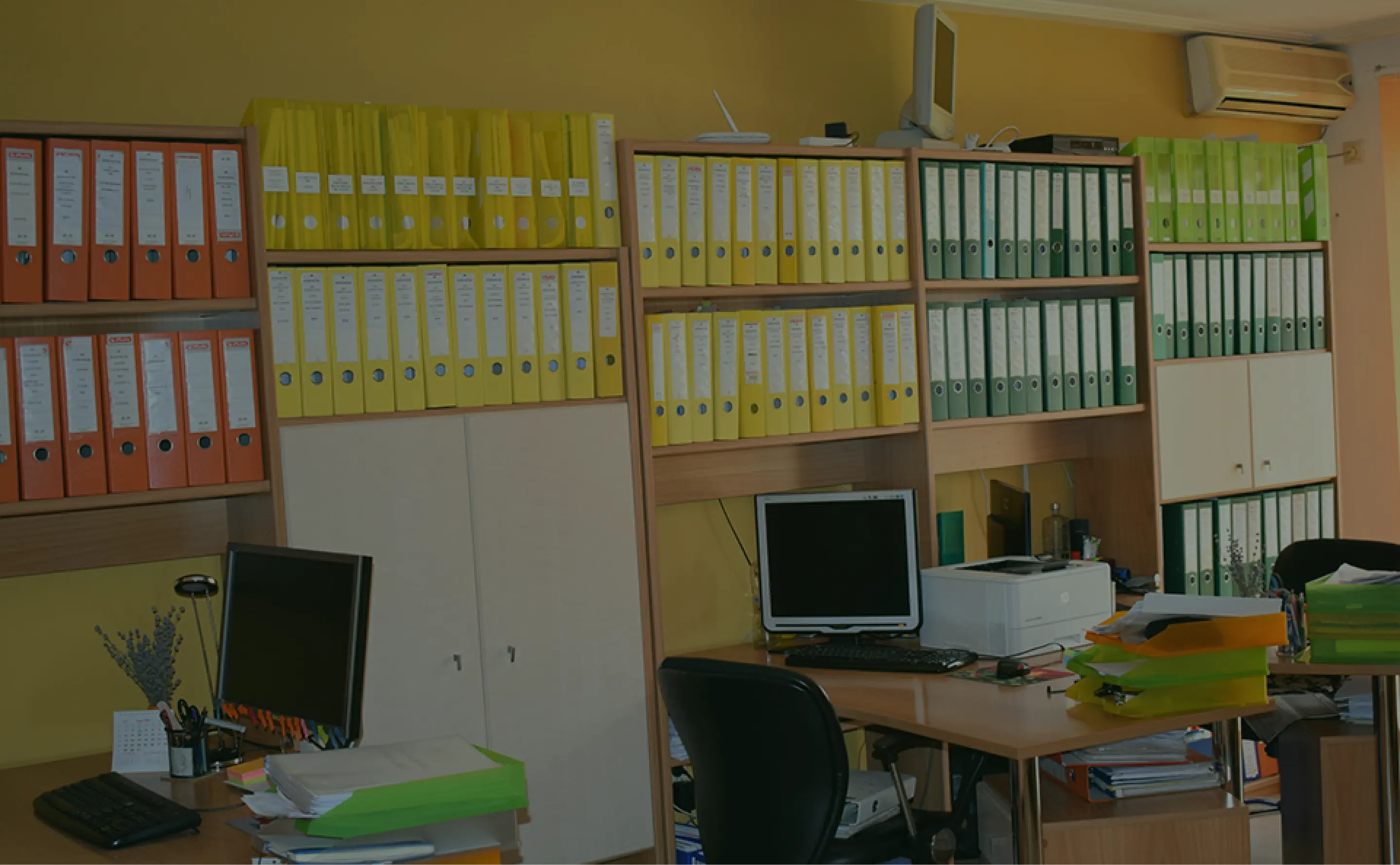 Calculator și carnet de notițe pentru consultanță fiscală